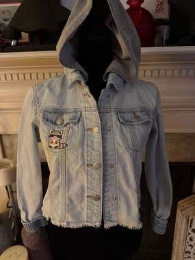 Cat & Jack Girls Light Wash Denim Jacket with Hood and Raccoon Graphic Patch